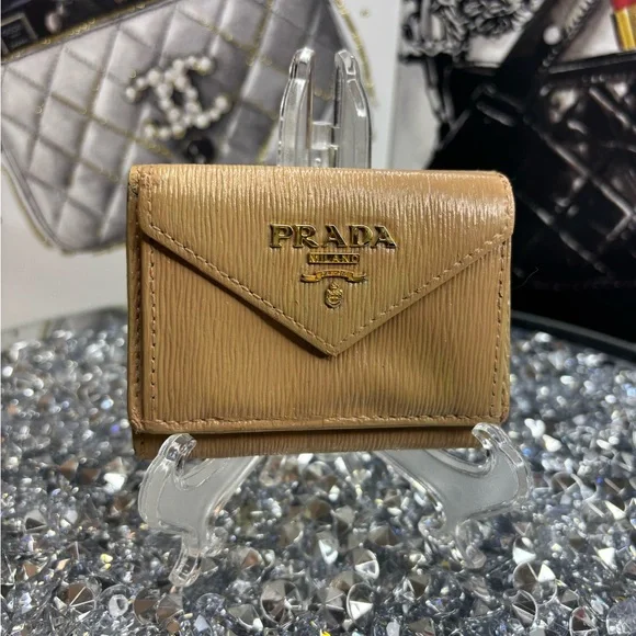 Prada repainted Vitello Move Envelope compact wallet GUC - Picture 1 of 9